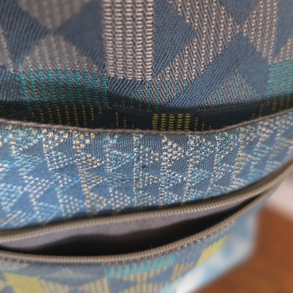 Chic Geometric Crossbody Bag in Blue and Green - Picture 2 of 8